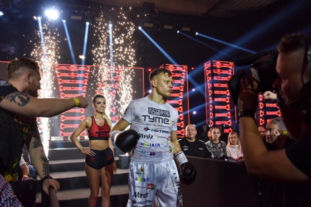 Karol Łapawa pierwszy raz zwyciężył na zawodowym ringu