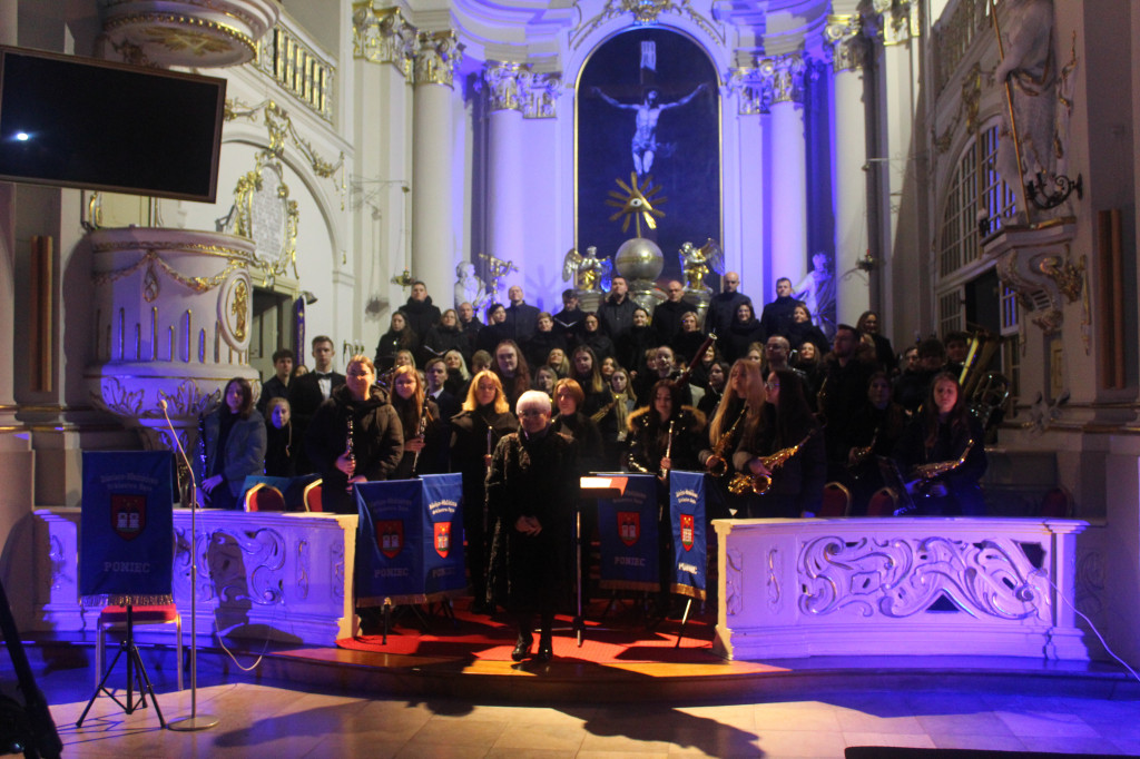 Koncert orkiestry i chóru w kościele w Poniecu