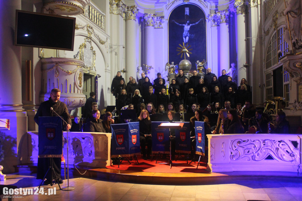 Koncert orkiestry i chóru w kościele w Poniecu