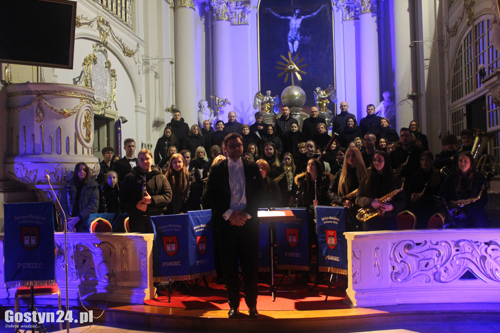 Koncert orkiestry i chóru w kościele w Poniecu