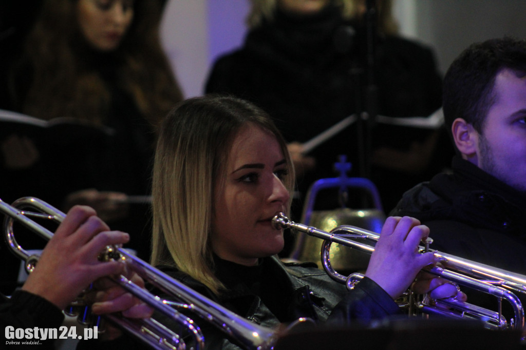 Koncert orkiestry i chóru w kościele w Poniecu