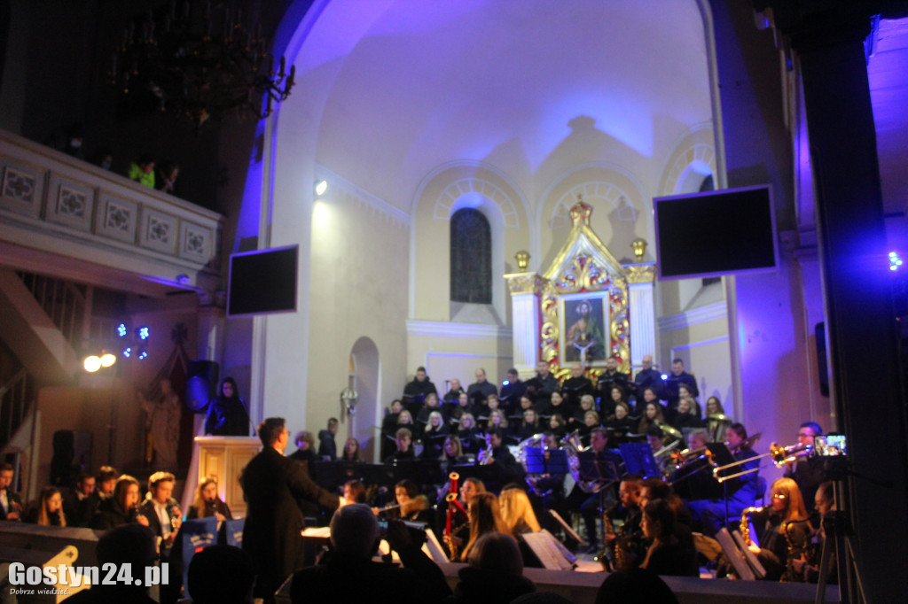 Koncert orkiestry i chóru w kościele w Poniecu