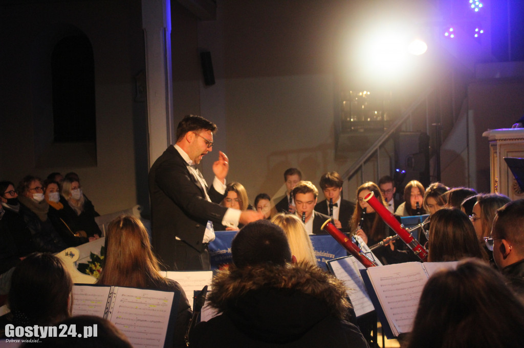 Koncert orkiestry i chóru w kościele w Poniecu