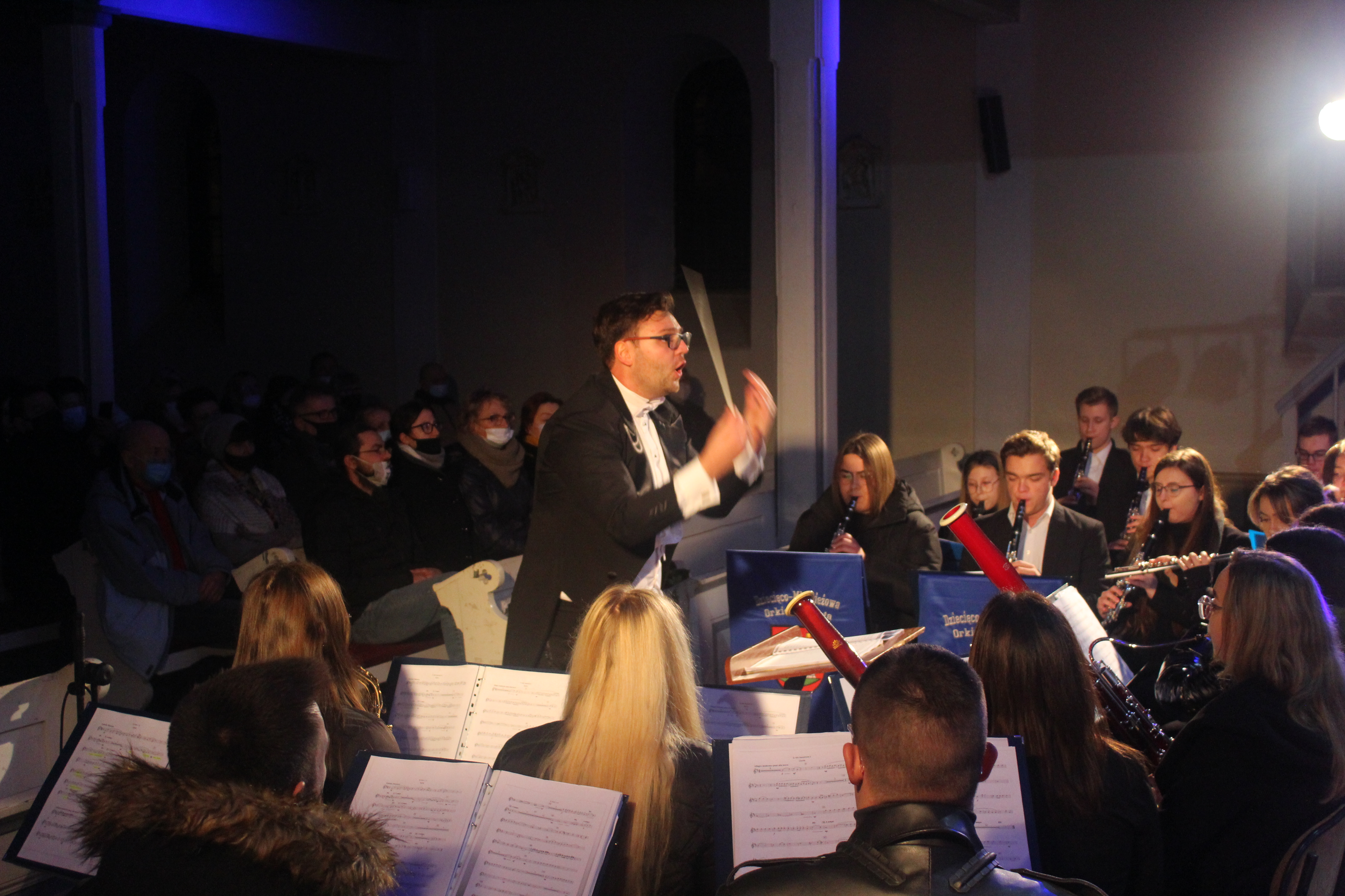 Koncert orkiestry i chóru w kościele w Poniecu