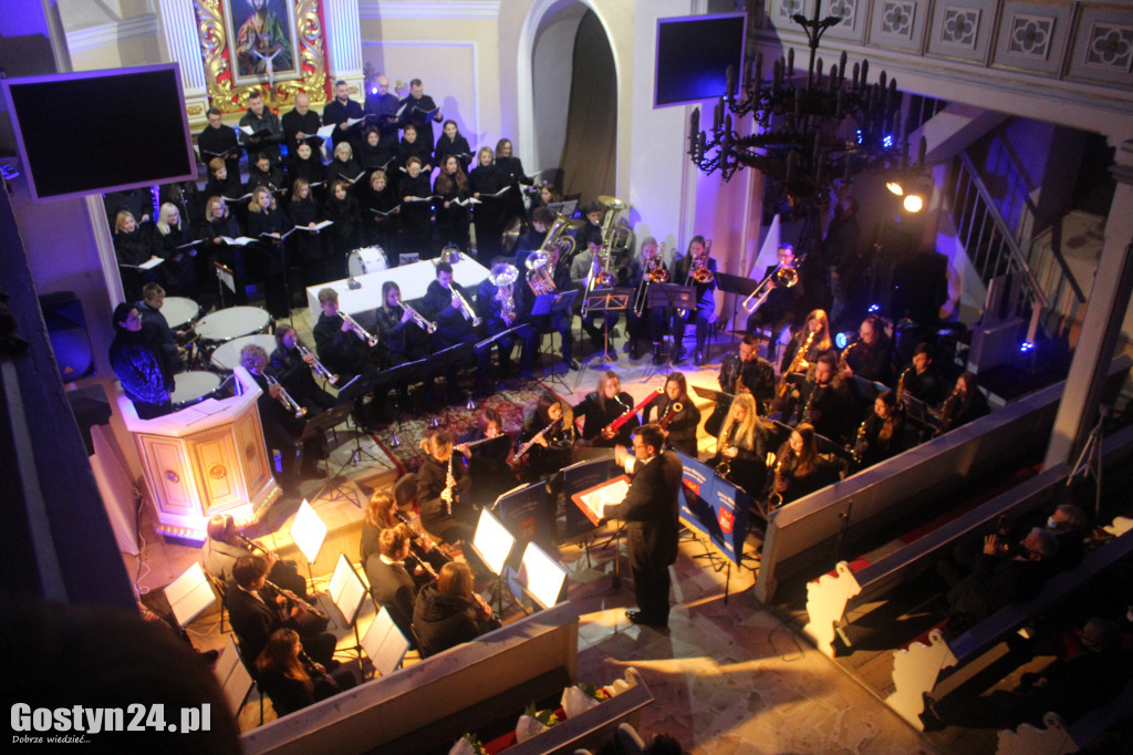 Koncert orkiestry i chóru w kościele w Poniecu