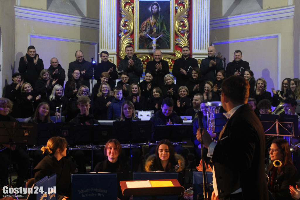 Koncert orkiestry i chóru w kościele w Poniecu