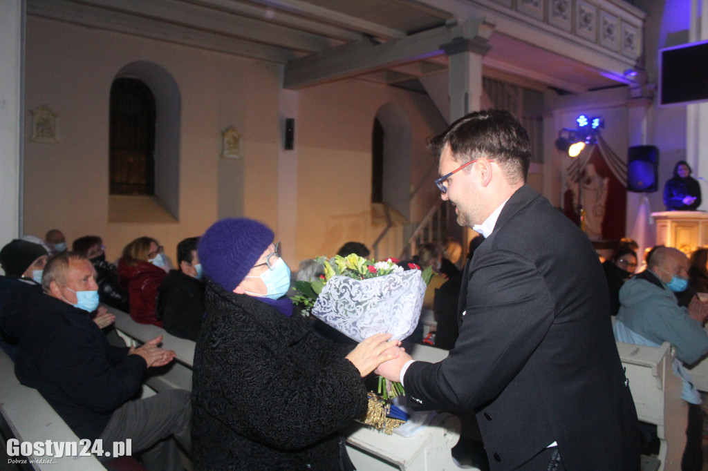Koncert orkiestry i chóru w kościele w Poniecu