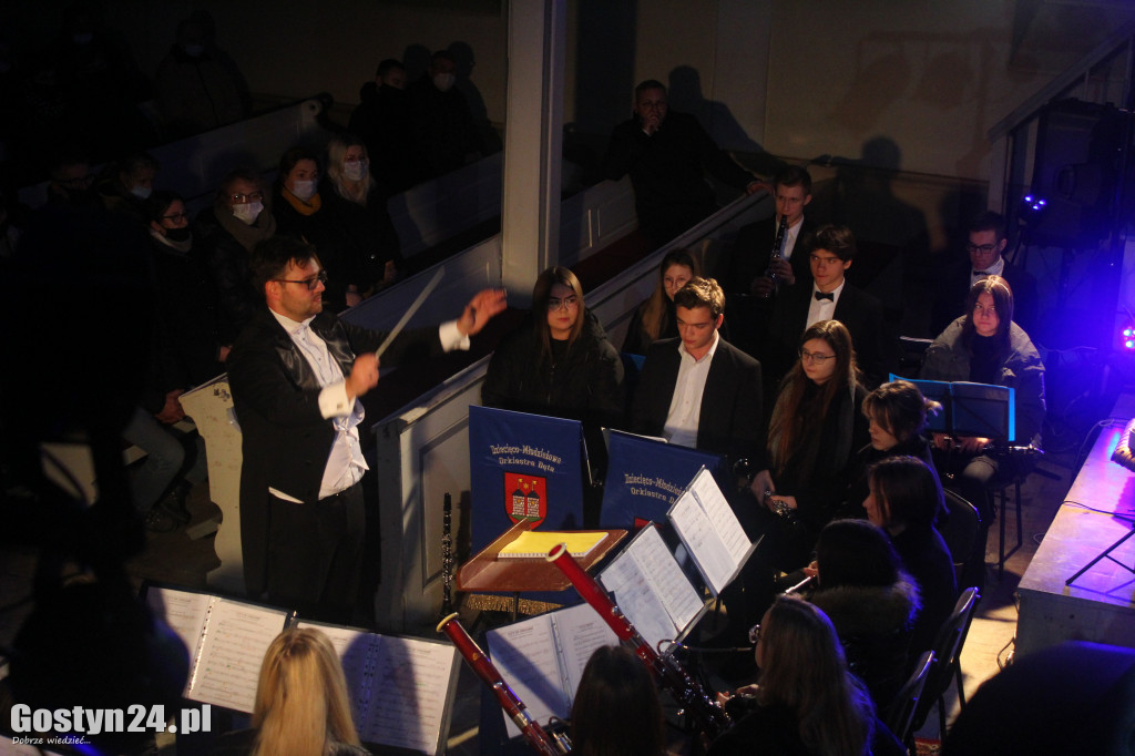 Koncert orkiestry i chóru w kościele w Poniecu