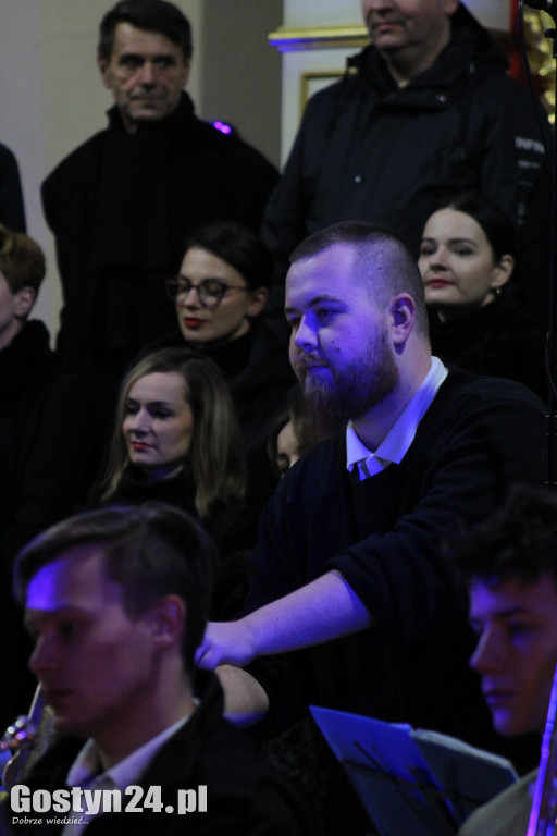 Koncert orkiestry i chóru w kościele w Poniecu