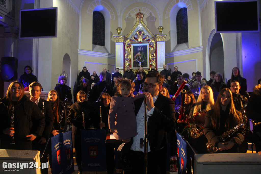 Koncert orkiestry i chóru w kościele w Poniecu