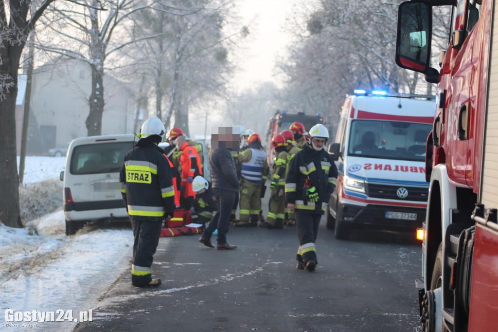 Samochód uderzył w drzewo na trasie Strumiany-Borek WlKp.