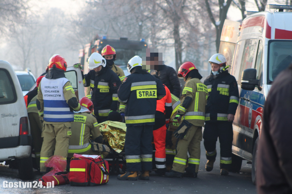 Samochód uderzył w drzewo na trasie Strumiany-Borek WlKp.