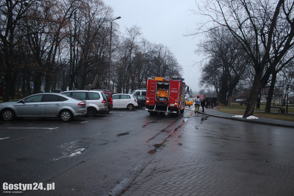 Pożar samochodu na pl. K. Marcinkowskiego w Gostyniu