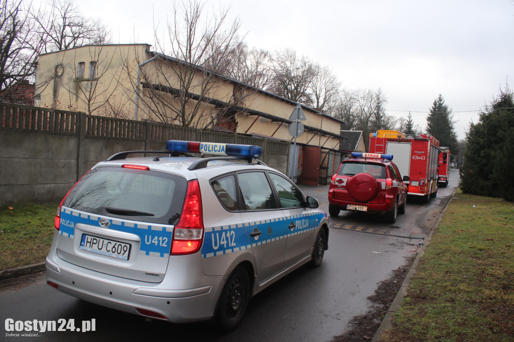 Część ściany runęła na garaże w Goli