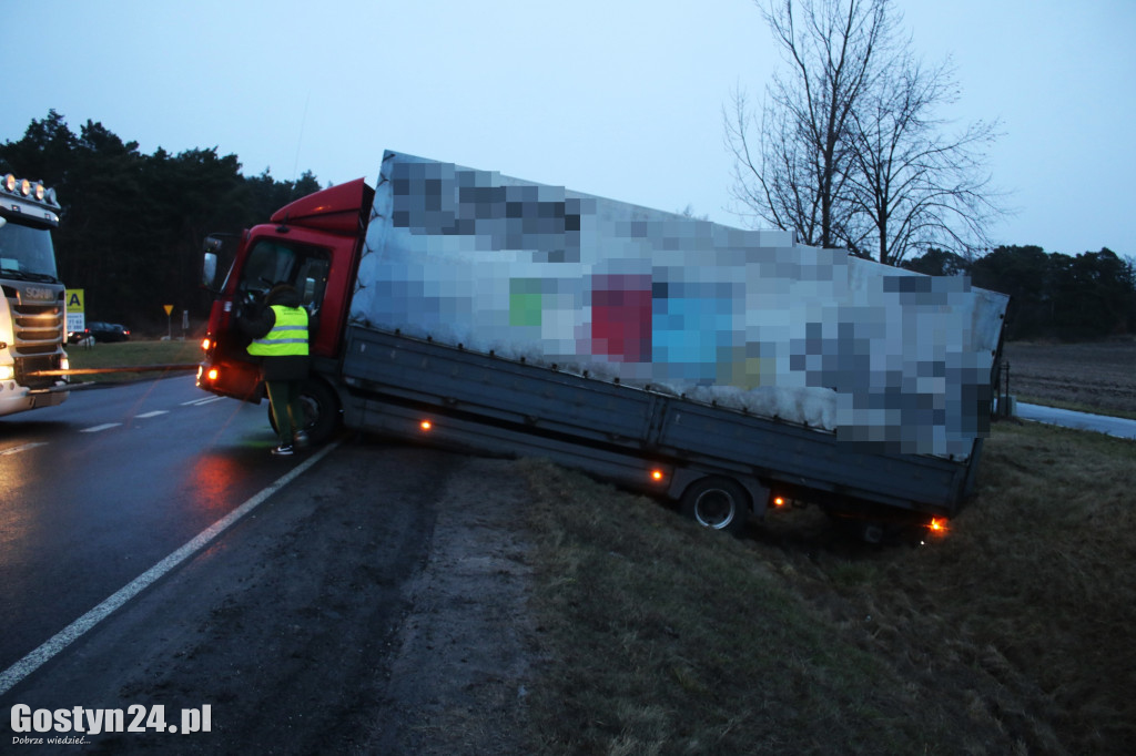 Ciężarówka zjechała do rowu przy DW 434