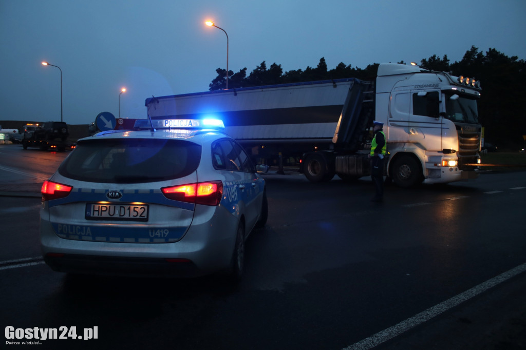 Ciężarówka zjechała do rowu przy DW 434