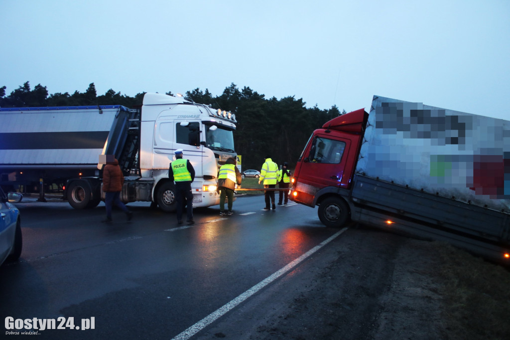 Ciężarówka zjechała do rowu przy DW 434