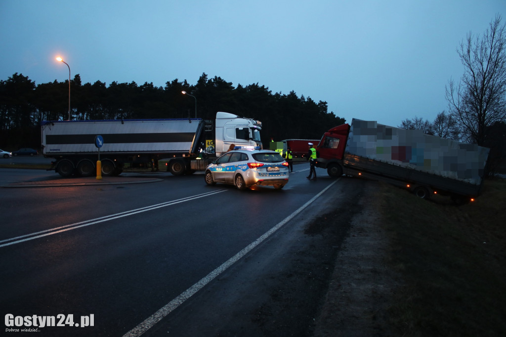 Ciężarówka zjechała do rowu przy DW 434