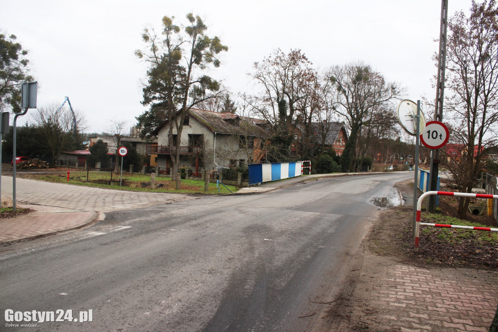 Nieprzestrzegany zakaz na drodze w Piaskach