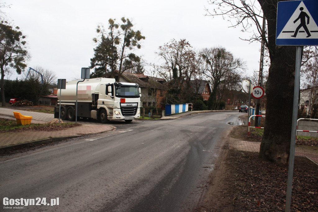 Nieprzestrzegany zakaz na drodze w Piaskach