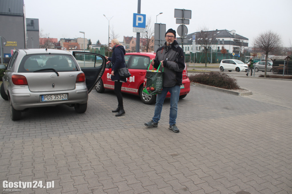 Zbiórka darów dla uchodźców przed gostyńskim Lidlem