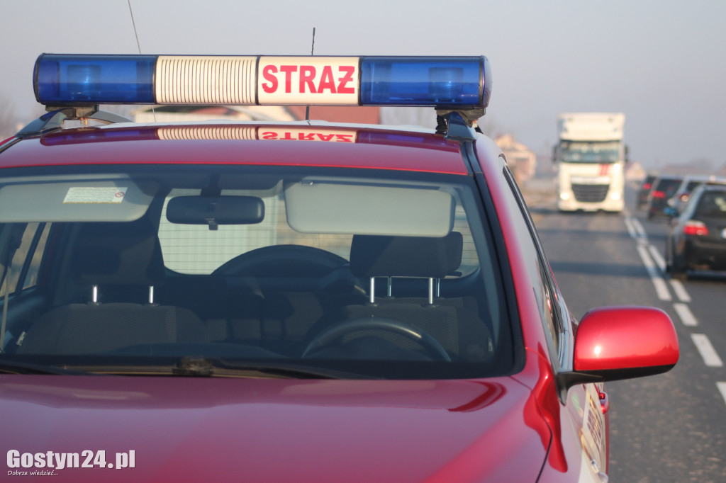 Młoda kobieta straciła panowanie nad pojazdem i dachowała w rowie