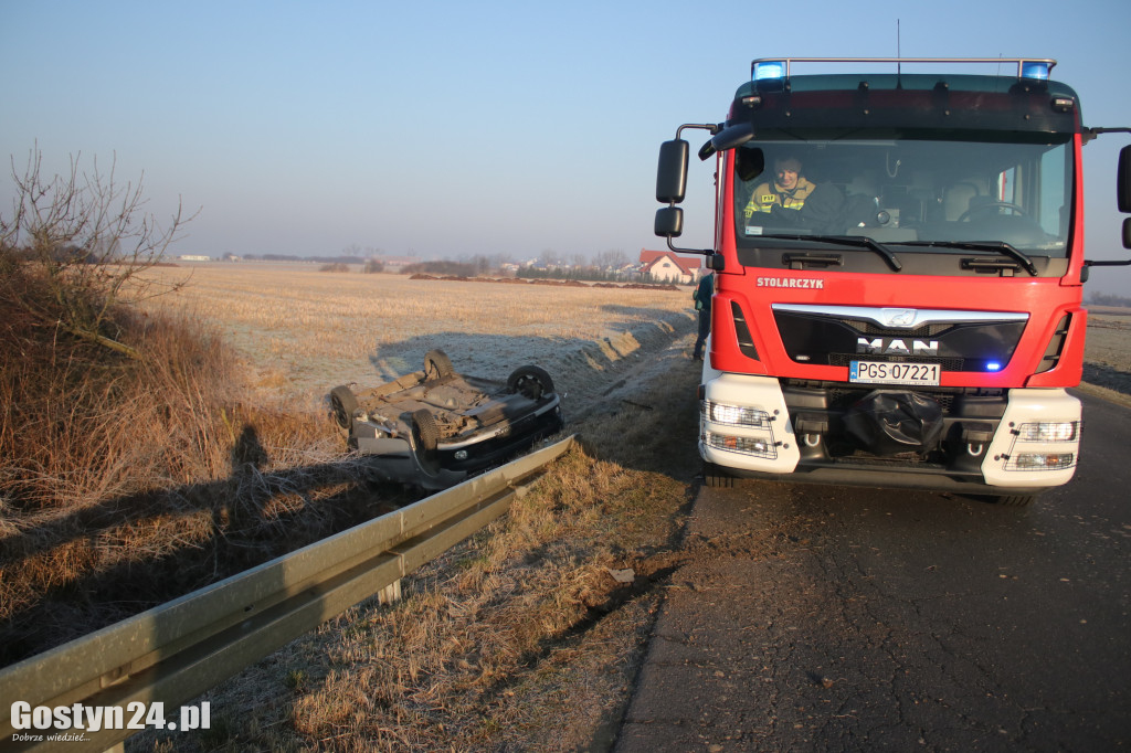 Młoda kobieta straciła panowanie nad pojazdem i dachowała w rowie