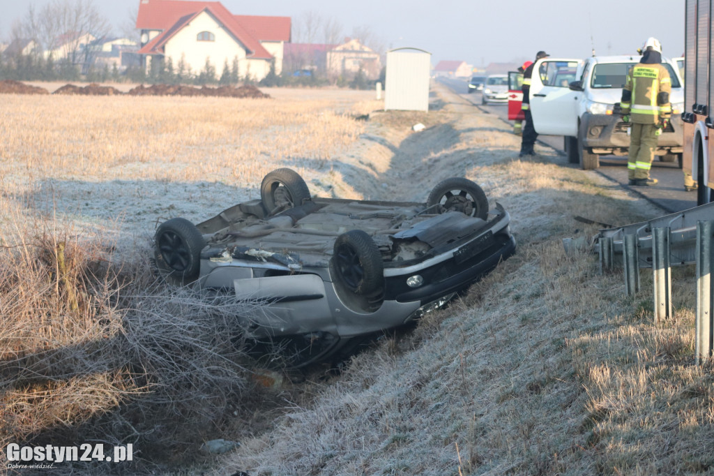 Młoda kobieta straciła panowanie nad pojazdem i dachowała w rowie