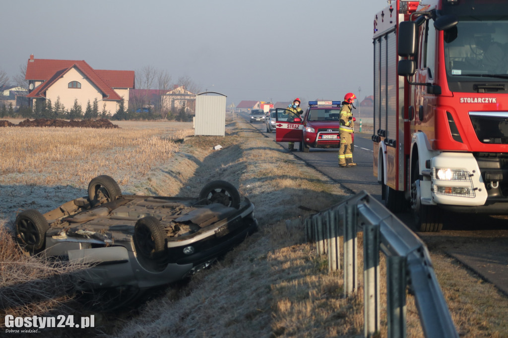 Młoda kobieta straciła panowanie nad pojazdem i dachowała w rowie