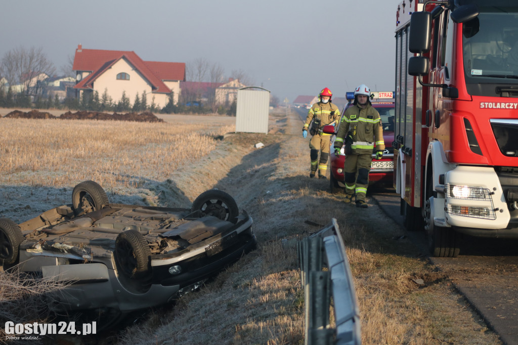 Młoda kobieta straciła panowanie nad pojazdem i dachowała w rowie