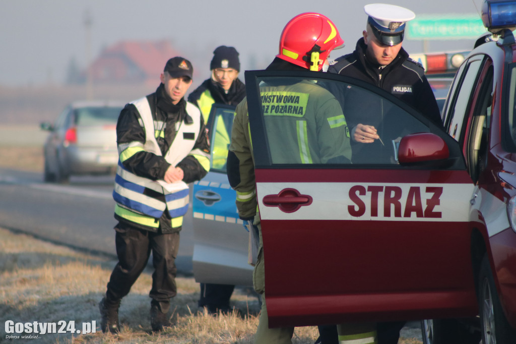 Młoda kobieta straciła panowanie nad pojazdem i dachowała w rowie
