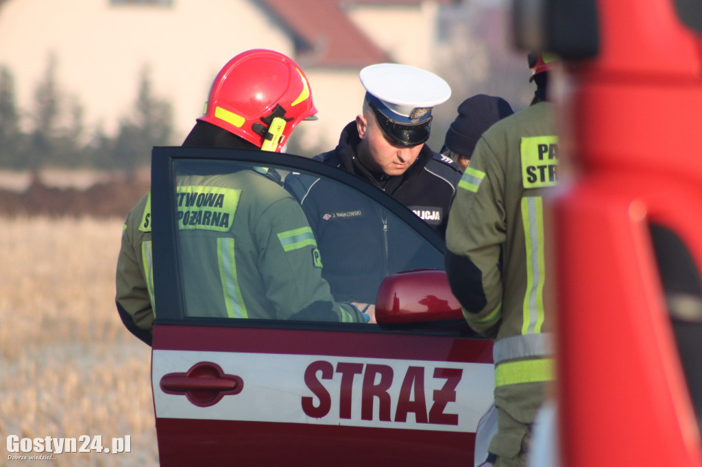 Młoda kobieta straciła panowanie nad pojazdem i dachowała w rowie