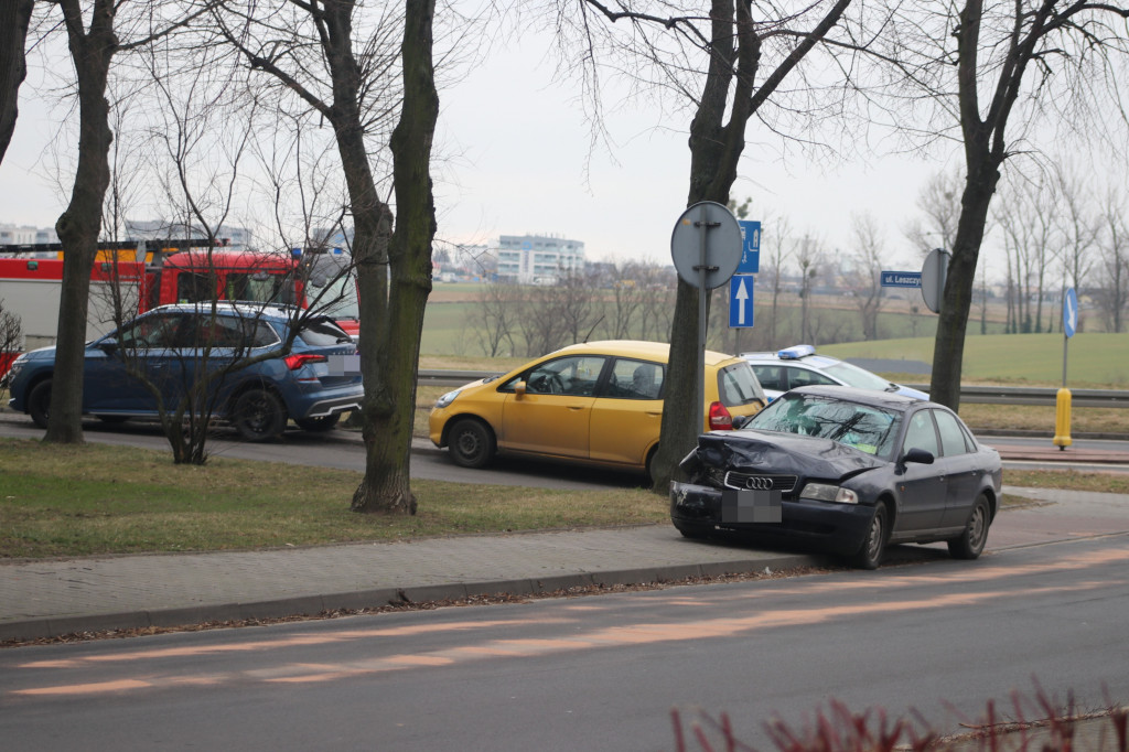 Zderzenie dwóch osobówek na K12 w Gostyniu