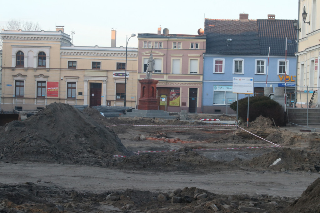 Prace budowlane i archeologiczne na rynku w Krobi