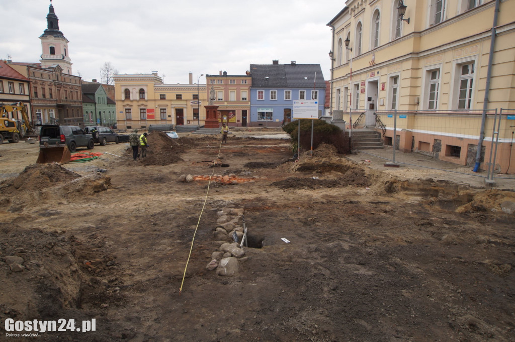 Prace budowlane i archeologiczne na rynku w Krobi