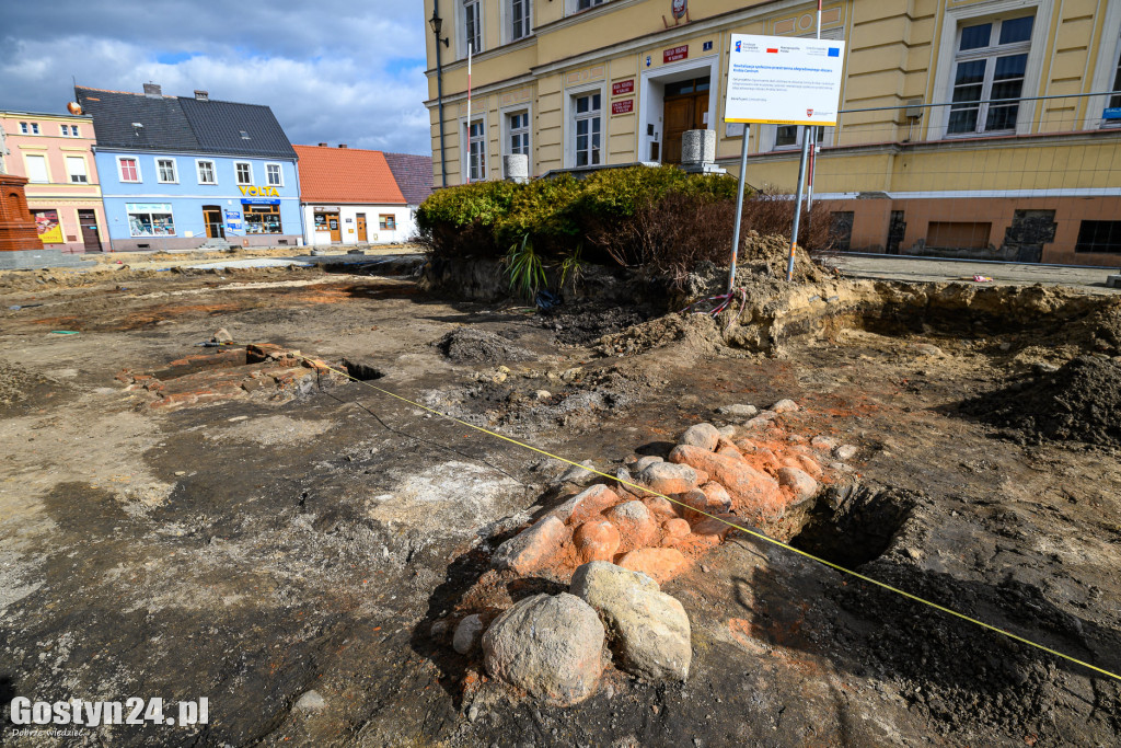 Prace budowlane i archeologiczne na rynku w Krobi