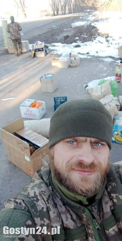 Żołnierze rozdzielają dary, które trafiły na front z Gostynia