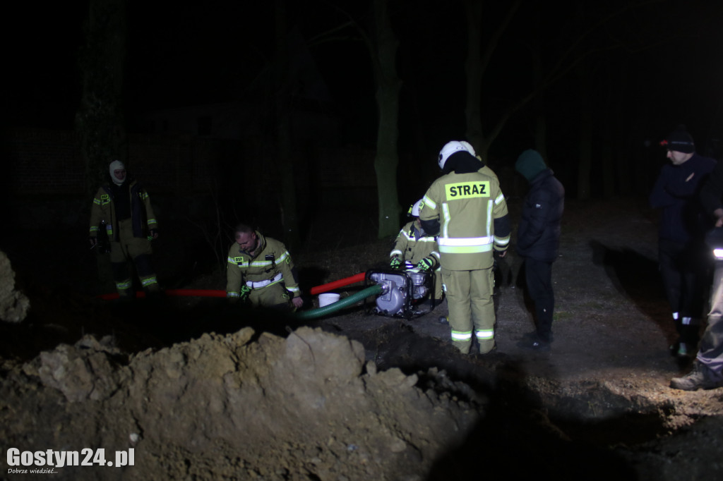 Ratowanie psa, który utknął w rurze. Akcja trwała blisko 8 godzin
