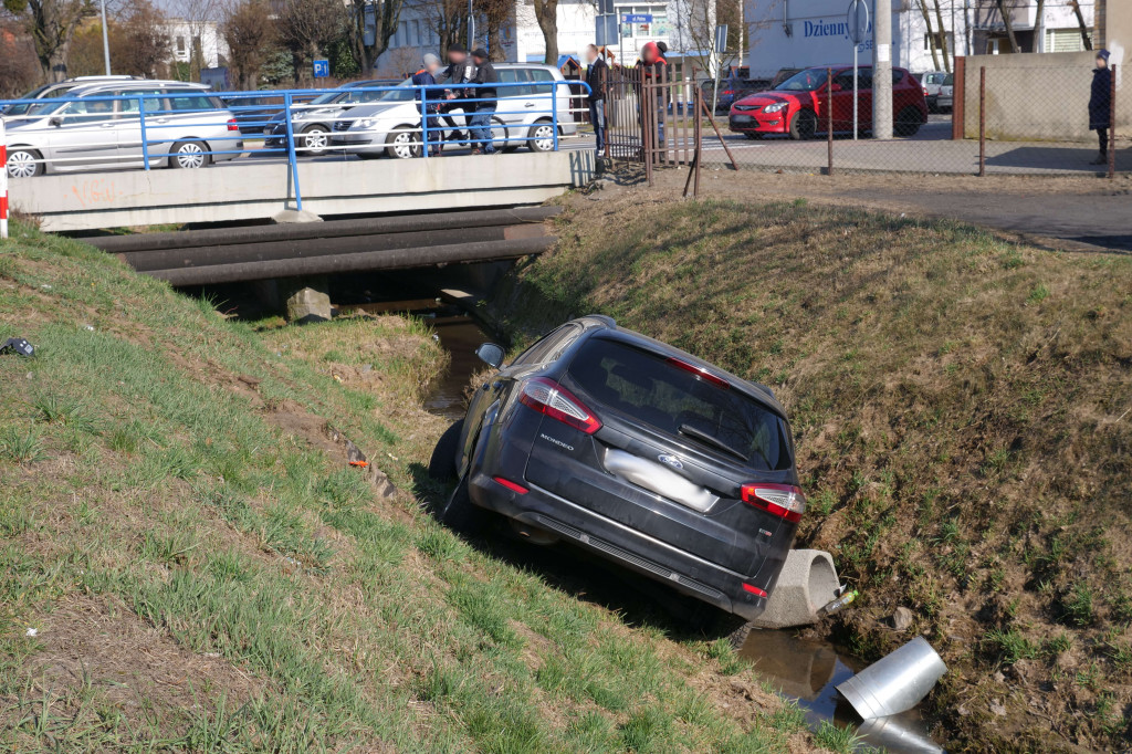 Zderzenie dwóch samochodów na skrzyżowaniu w Gostyniu