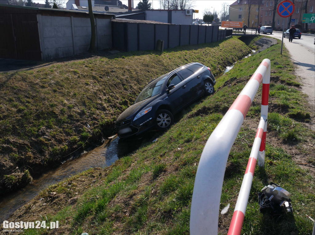 Zderzenie dwóch samochodów na skrzyżowaniu w Gostyniu