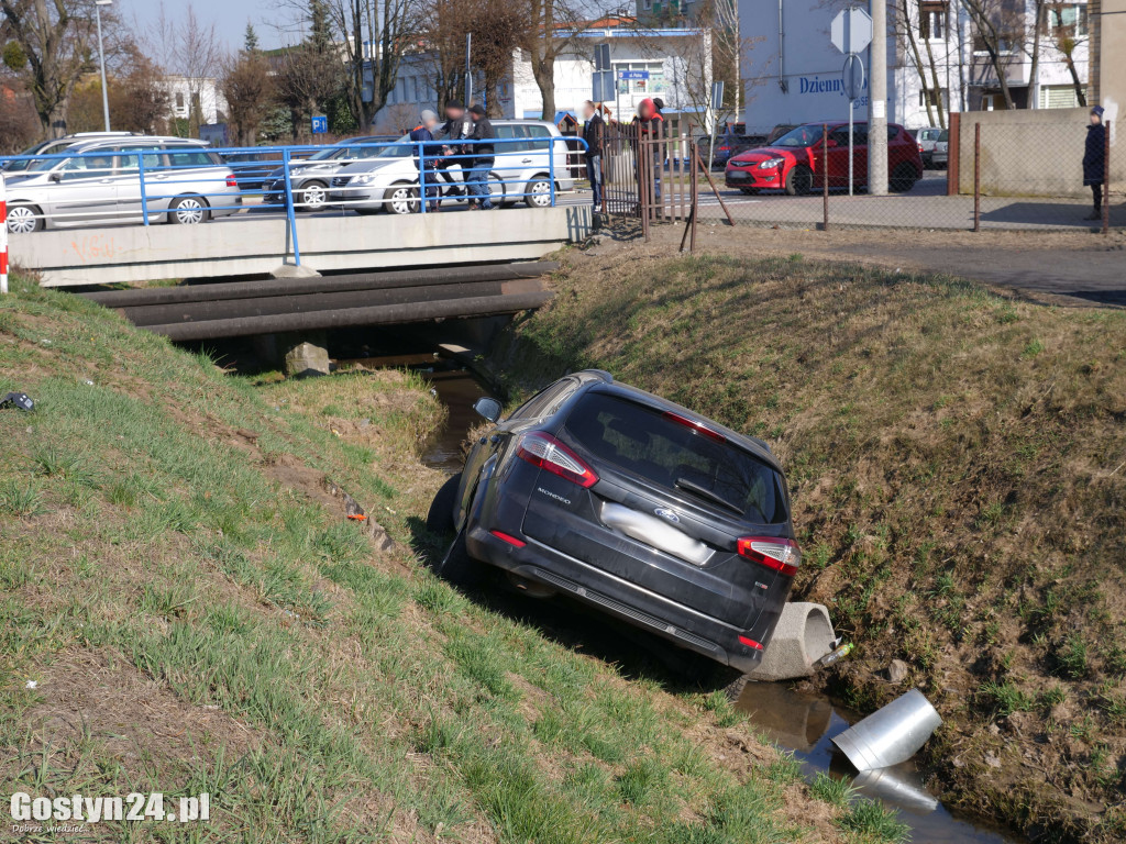 Zderzenie dwóch samochodów na skrzyżowaniu w Gostyniu