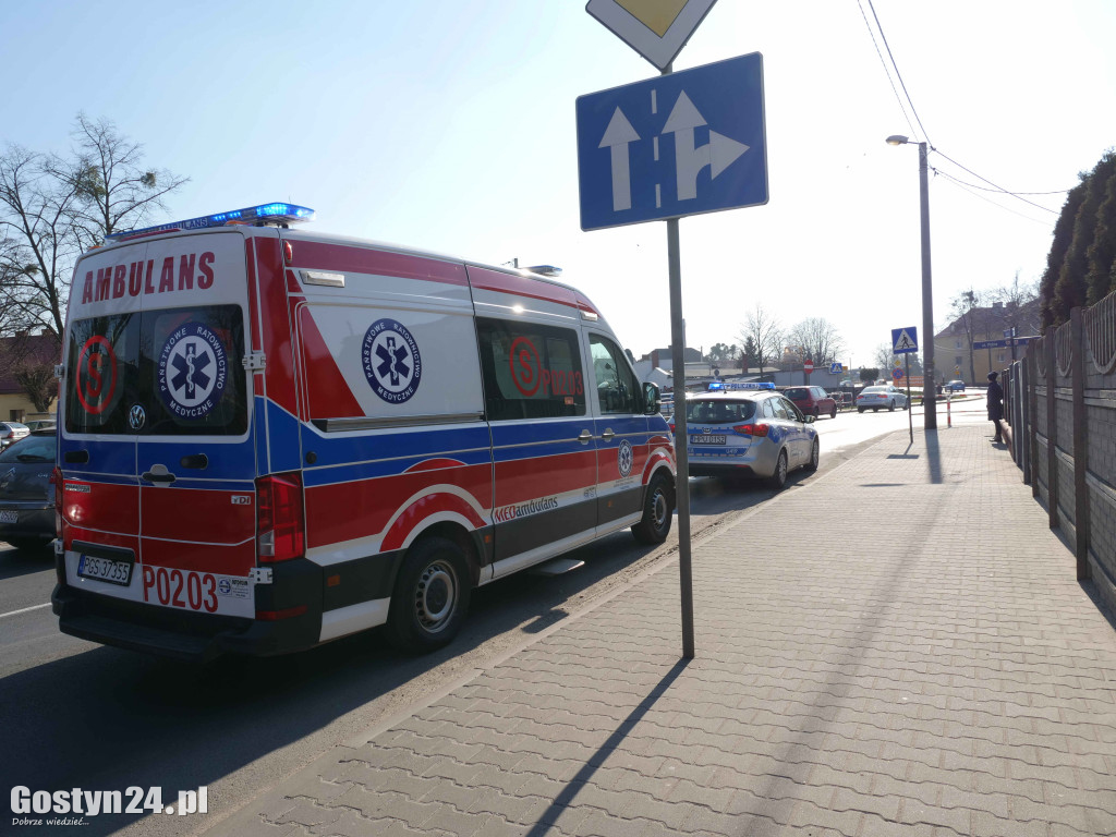 Zderzenie dwóch samochodów na skrzyżowaniu w Gostyniu
