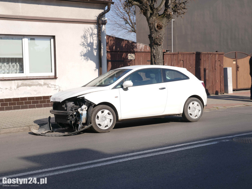 Zderzenie dwóch samochodów na skrzyżowaniu w Gostyniu