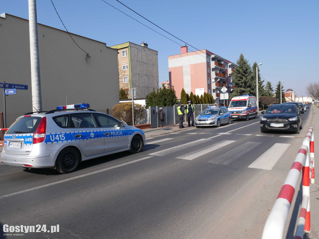 Zderzenie dwóch samochodów na skrzyżowaniu w Gostyniu