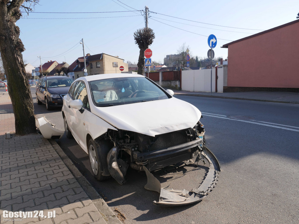 Zderzenie dwóch samochodów na skrzyżowaniu w Gostyniu