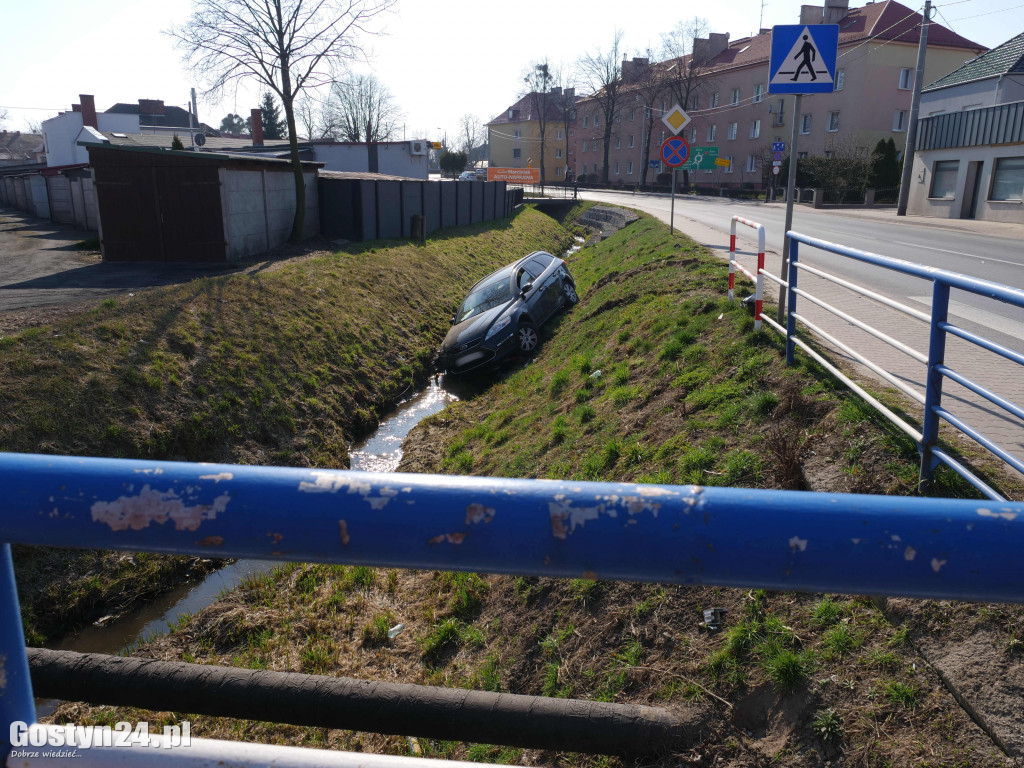 Zderzenie dwóch samochodów na skrzyżowaniu w Gostyniu