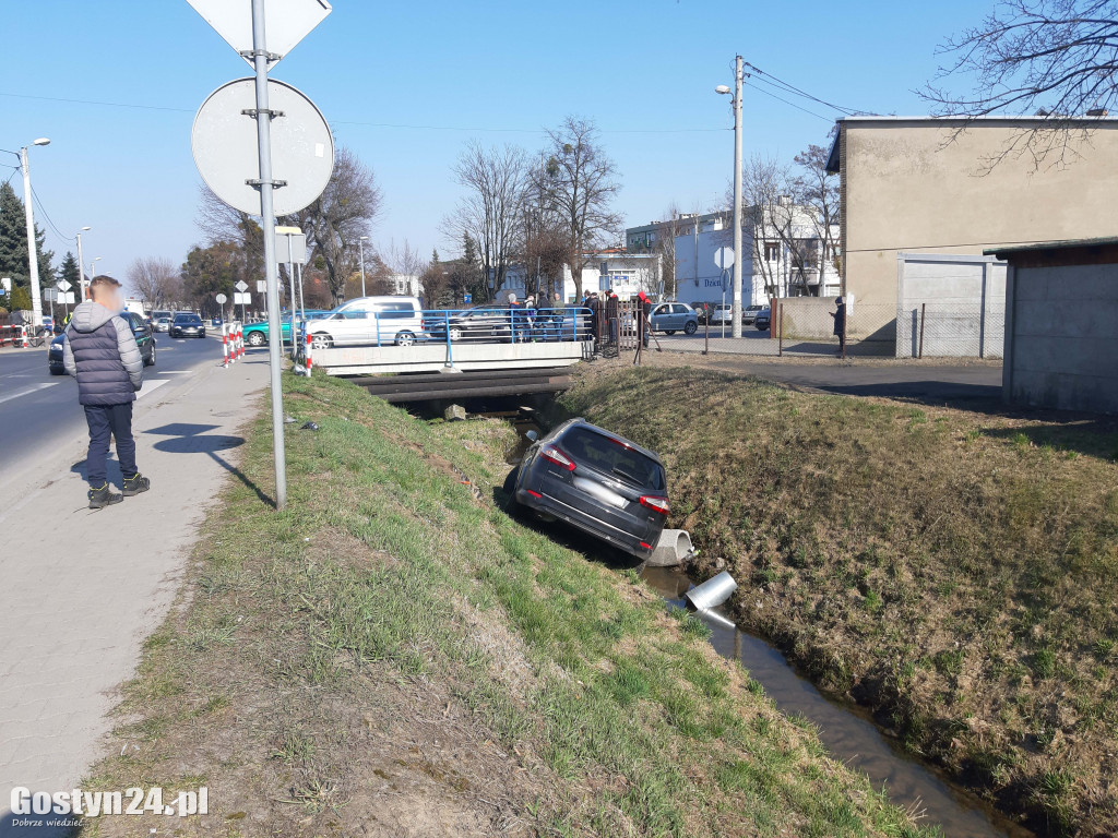 Zderzenie dwóch samochodów na skrzyżowaniu w Gostyniu