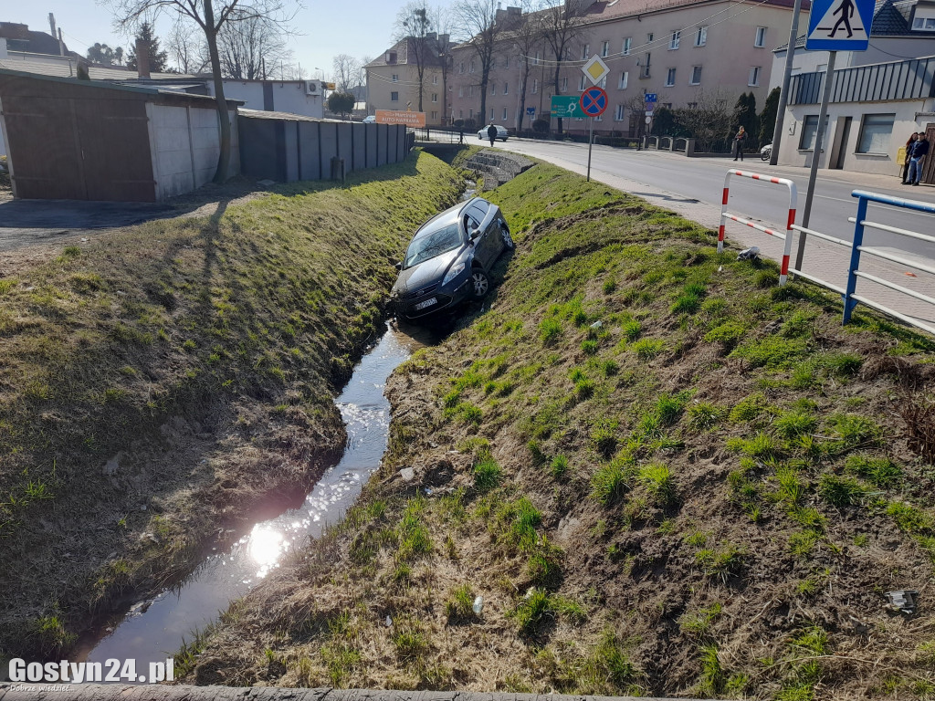 Zderzenie dwóch samochodów na skrzyżowaniu w Gostyniu