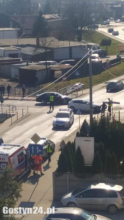 Zderzenie dwóch samochodów na skrzyżowaniu w Gostyniu