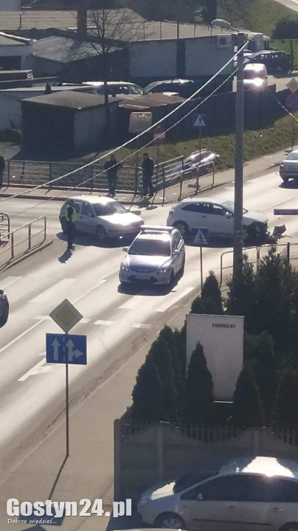 Zderzenie dwóch samochodów na skrzyżowaniu w Gostyniu